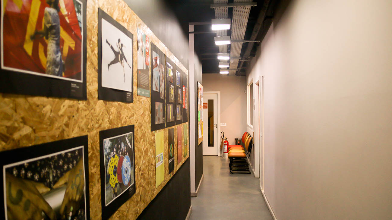 Foto do corredor com projetos de alunos da ECDD.